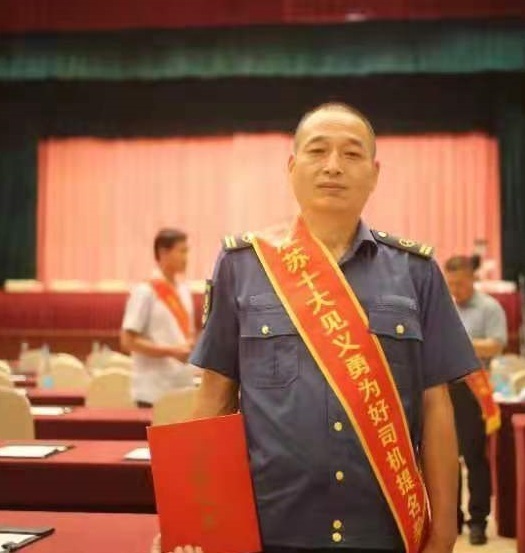 　　積極開展?fàn)幭葎?chuàng)優(yōu)活動。圍繞“爭先創(chuàng)優(yōu)、文明服務(wù)”的目標(biāo)定位，于今年初啟動“服務(wù)之星”和“紅旗車隊”評選活動，細化量化評選細則和考核指標(biāo)，每2個月開展一次“服務(wù)之星”評比，每季度開展一次“紅旗車隊”評選?；顒娱_展以來，先后有144名駕駛員獲評“服務(wù)之星”，4支車隊獲得“紅旗車隊”榮譽。駕駛員沈斌、劉開庭獲得第六屆“江蘇十大見義勇為好司機”提名獎。